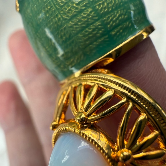 Gold and White Necklace with Intricate Design - Picture 3 of 7